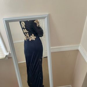 The dress size is medium, it very flattering on the body.